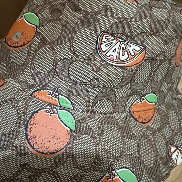 ❤️ Coach Signature Retro Orange Print Bucket Hat - Picture 9 of 10